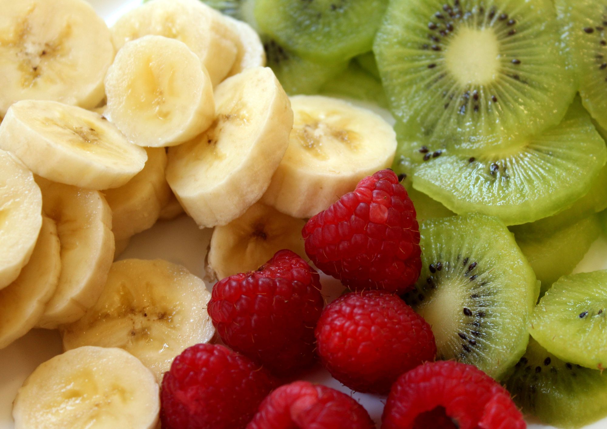 באיזה פירות יש הכי הרבה חלבון? הפירות המובילים לתזונה מאוזנת